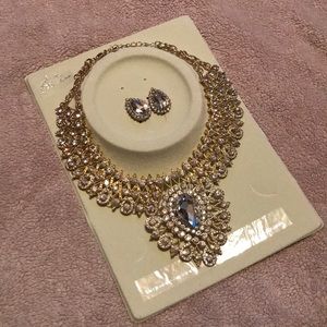 Fashion necklace with tear drop earrings